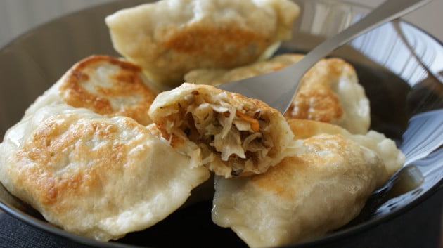 pierogi z kapustą i pieczarkami