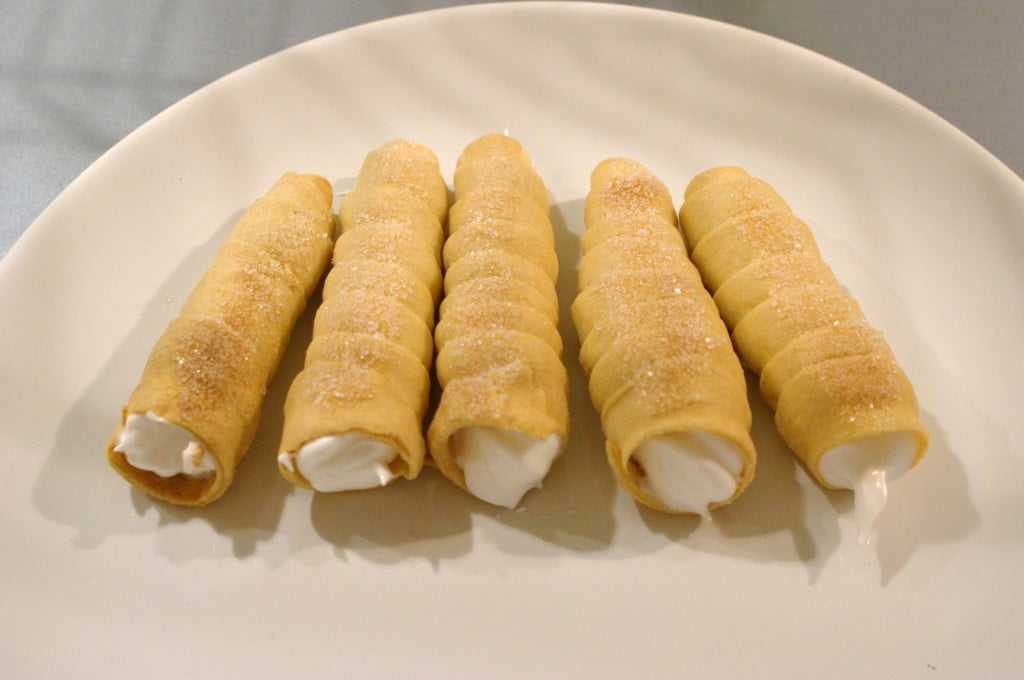 rurki nadziane kremem ptysiowym ułożone w piramidę