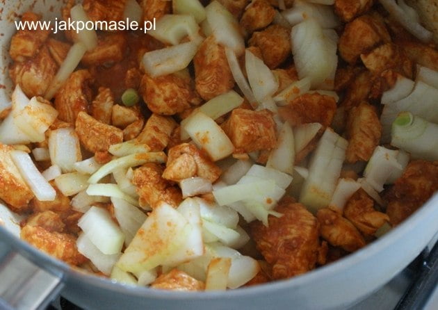 danie z kurczaka kurczak z warzywami podczas duszenia