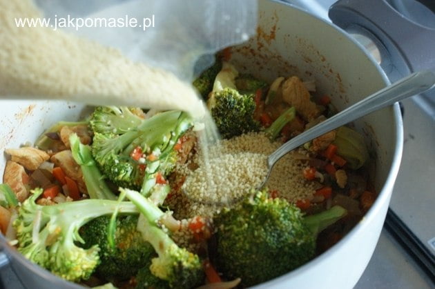 kuskus kuskus gotowy do podania z kurczakiem