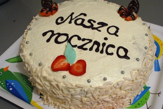 tort waniliowo-wiśniowy z rumem przekładanie tortu wiśniowego