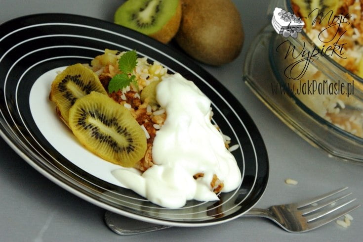 porcja zapiekanki ryżowej z kiwi i jabłkami
