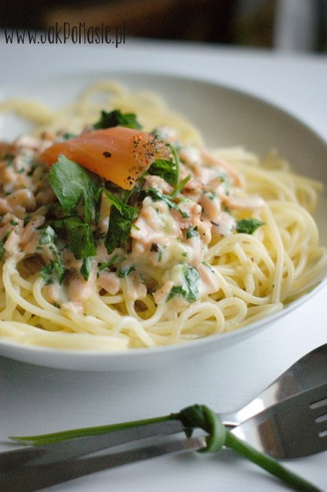 spaghetti z wędzonym łososiem