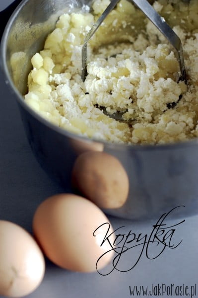 kopytka z serem i ziemniakami na talerzu