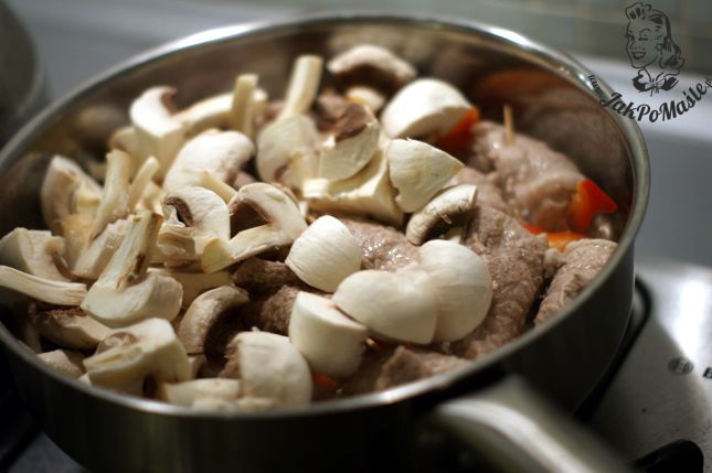 duszone roladki z szynki roladki z szynki wieprzowej podczas duszenia na patelni