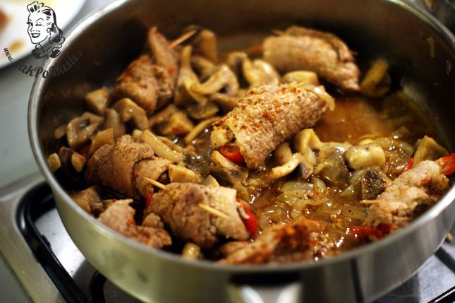 duszone roladki z szynki gotowe roladki z szynki z sosem pieczarkowym