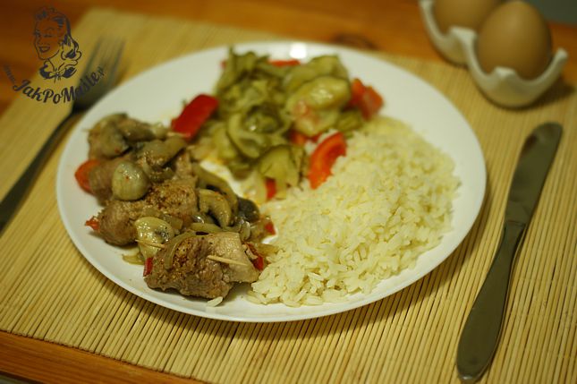 duszone roladki z szynki roladki z szynki podane z ryżem i surówką