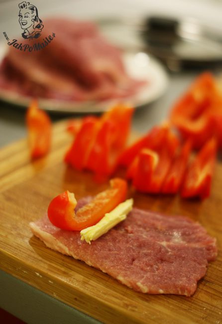 duszone roladki z szynki duszone roladki z szynki wieprzowej na talerzu