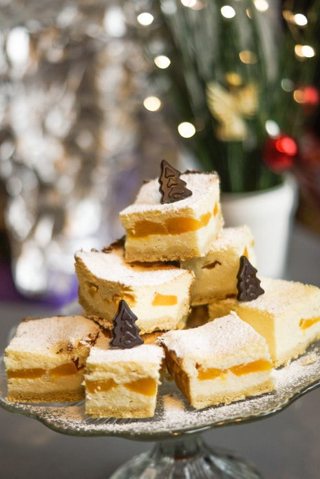 puszysty sernik z brzoskwiniami