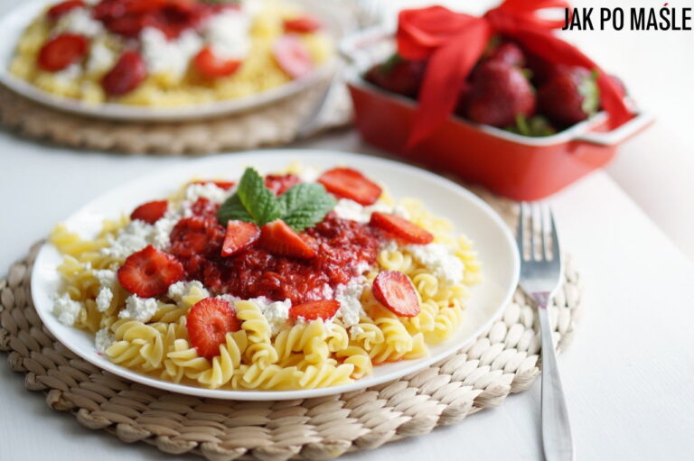 truskawki z makaronem i twarogiem