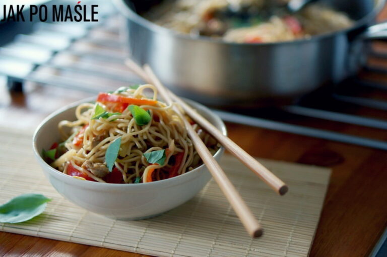 smażony makaron po chiński z warzywami