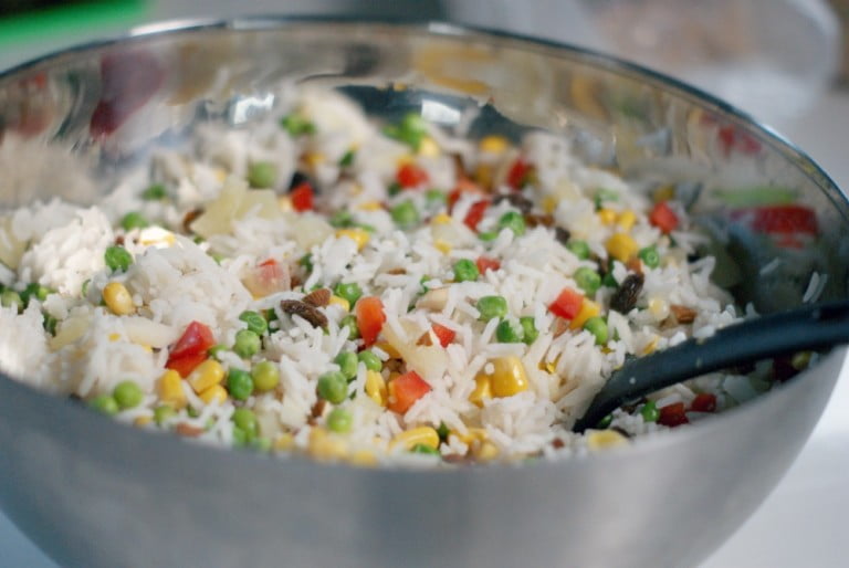 wegetariańska sałatka z ryżem i kukurydzą