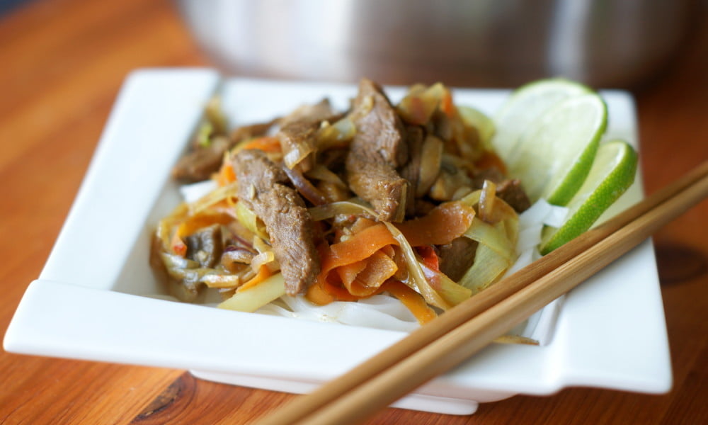 Kaczka po azjatycku z makaronem ryżowym