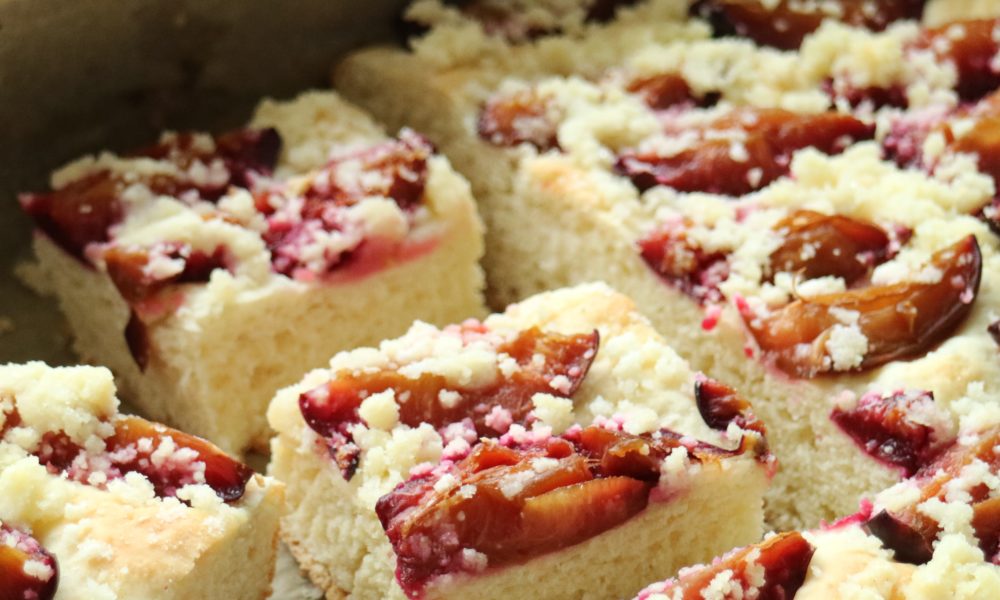 Drożdżowy placek ze śliwkami i kruszonką – puszysty przepis