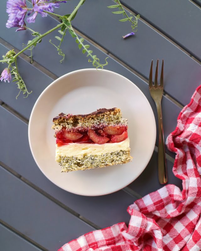 ciasto z owocami i kremem