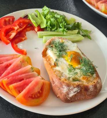 Zapiekane jajka w bułce ze śledziem – śniadanie w 25 minut