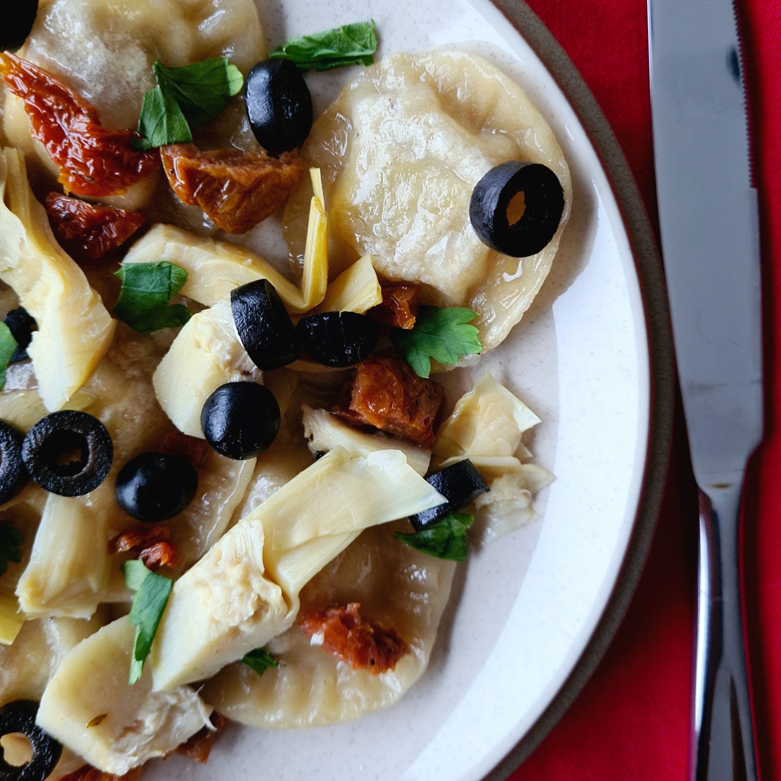 Ravioli z kozim serem i suszonymi pomidorami – przepis