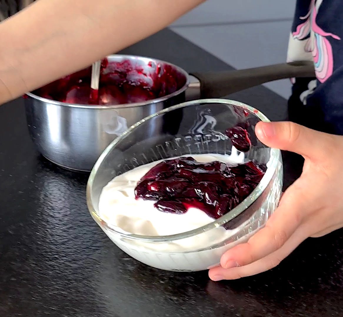 Deser sernikowy z ciastkami owsianymi i frużeliną – przepis z dzieckiem