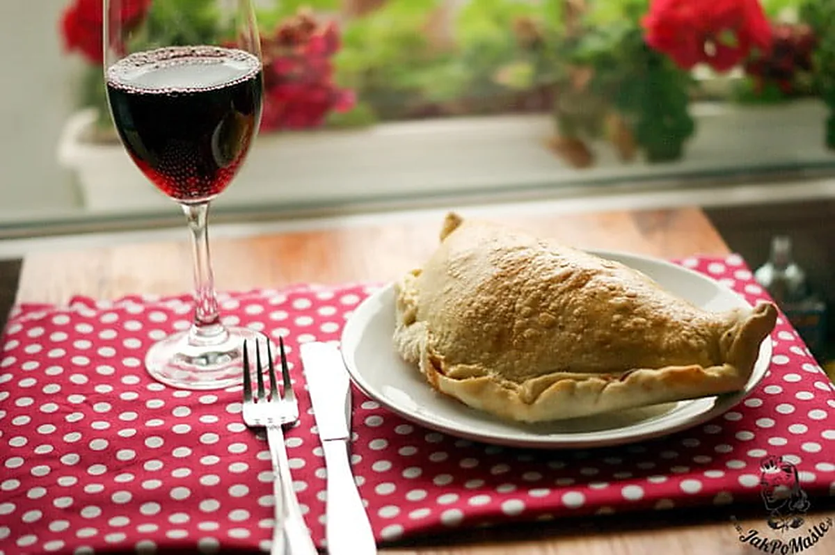 Calzone z szynką - pierogi z ciasta na pizzę