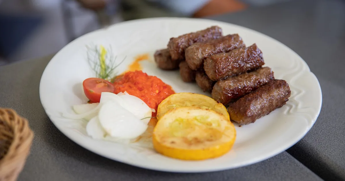 Cevapcici - balkanskie kielbaski z grilla z cebula