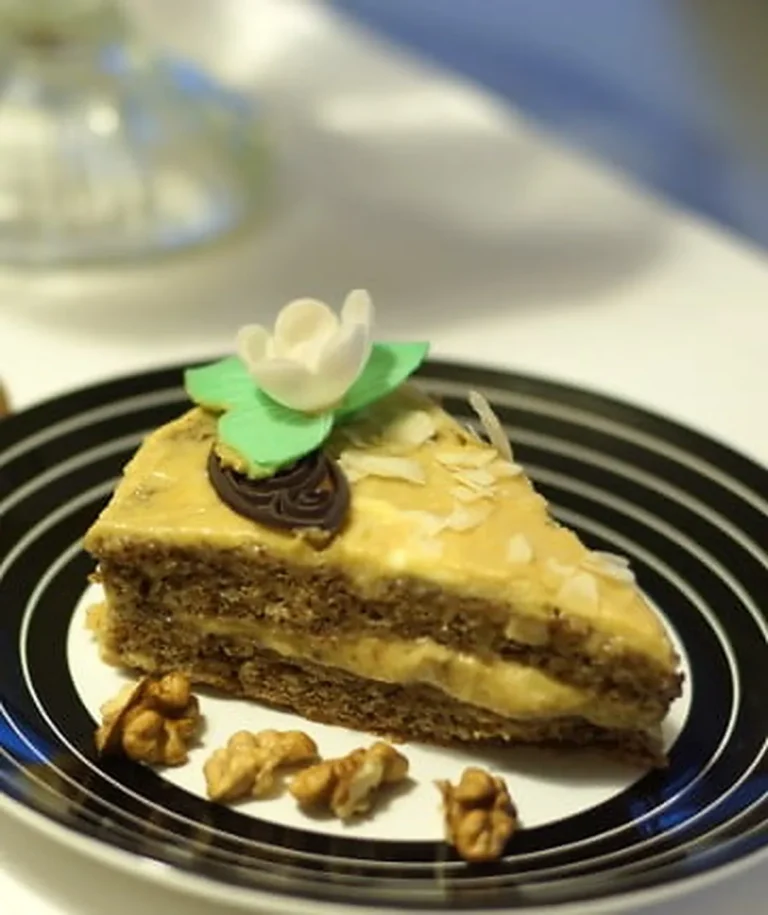Ciasto orzechowe z kremem kawowym - przepis na tort