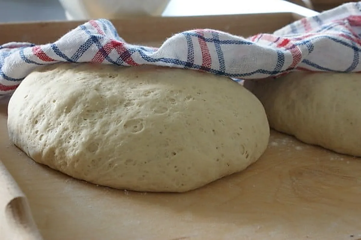Ciasto na pizzę - przepis podstawowy z 600 g mąki