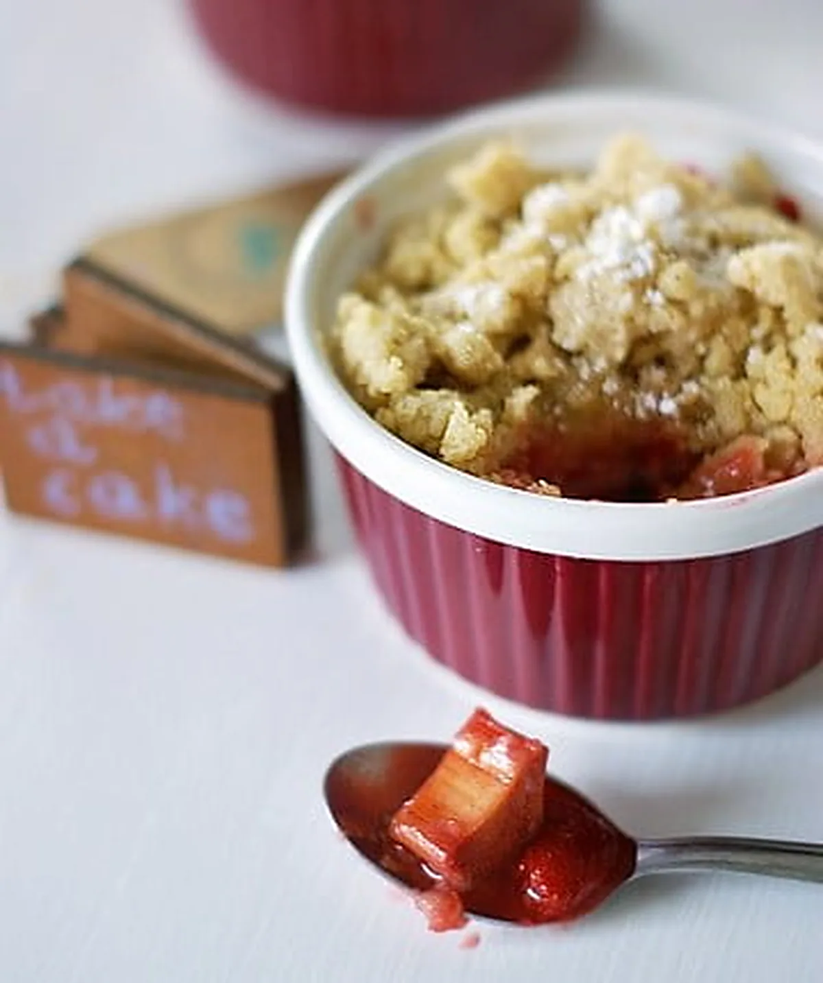 Owoce pod kruszonką - crumble z truskawkami i rabarbarem
