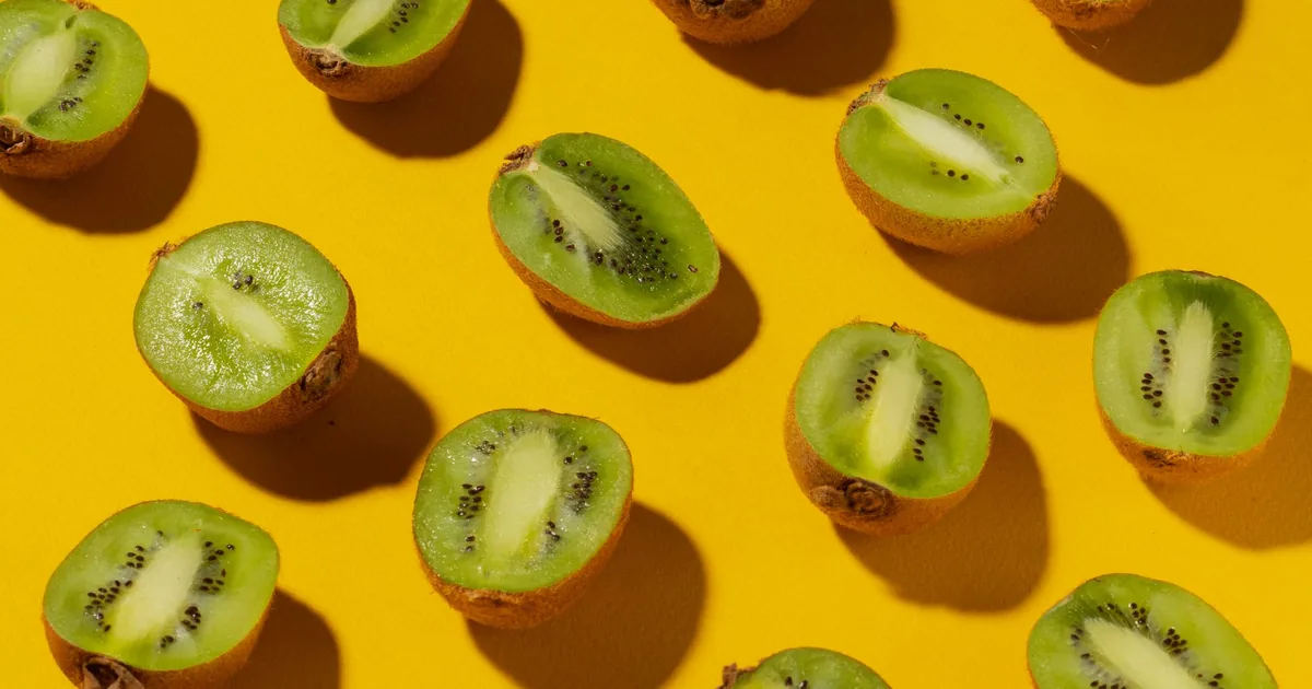 Przekrojone kiwi na żółtym tle