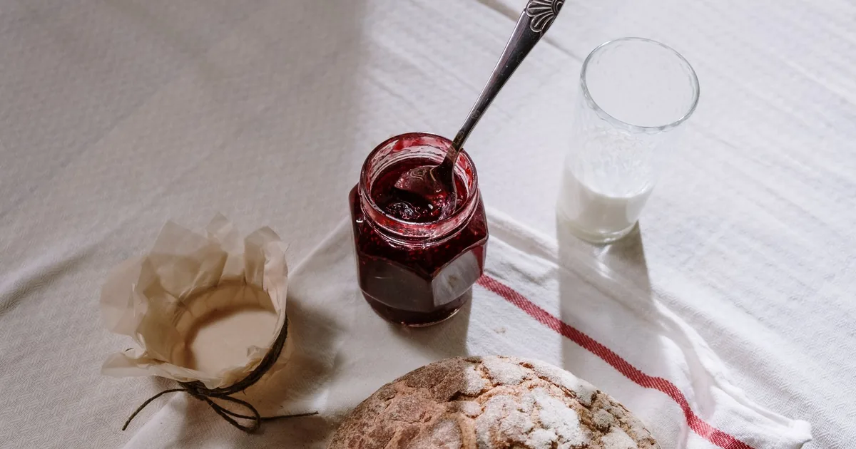 Smalec ze sloniny w sloiku z pieczywem