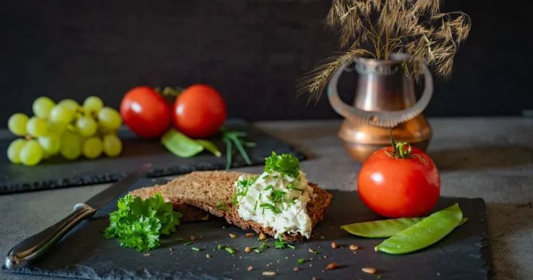 Serek typu fromage z ziolami na desce