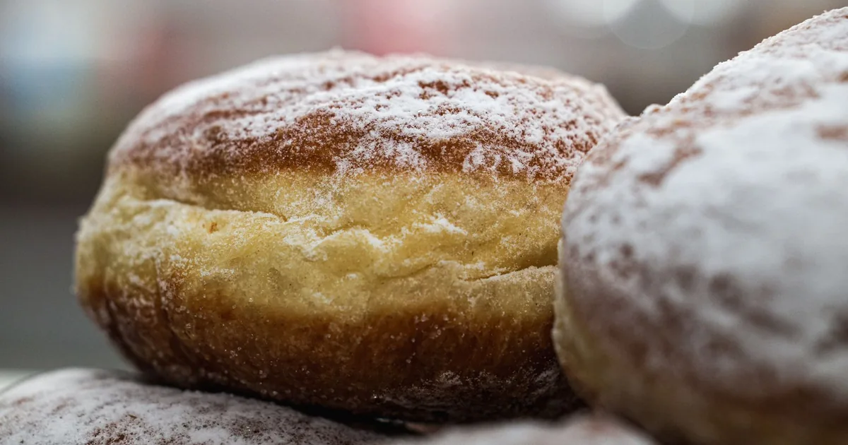 Świeżo usmażone pączki posypane cukrem pudrem