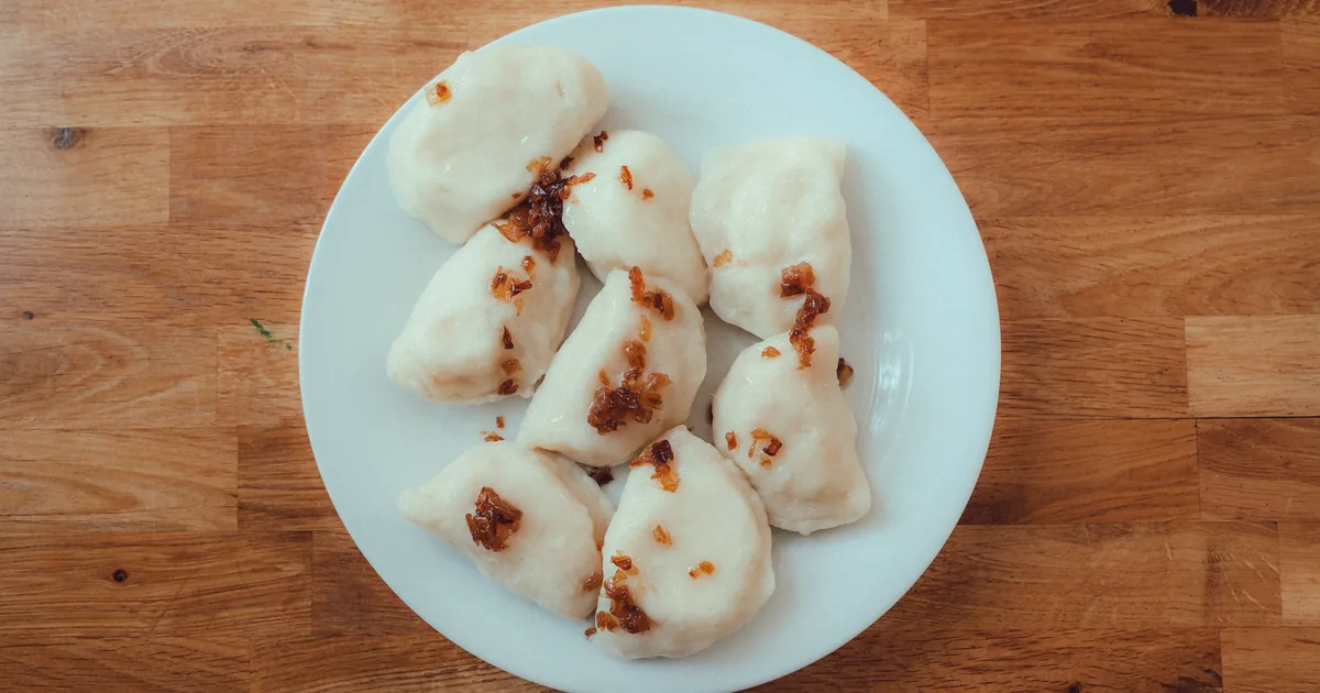Talerz domowych pierogów ruskich z podsmażoną cebulą
