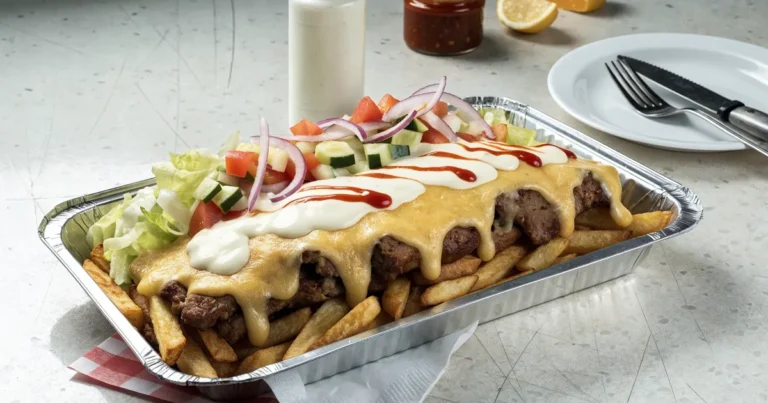 Kapsalon w aluminiowej tacce - frytki, mięso kebab, zapieczona gouda i sos czosnkowy