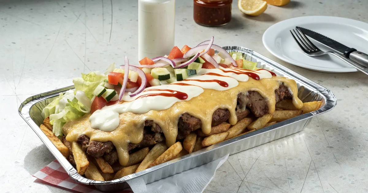 Kapsalon w aluminiowej tacce - frytki, mięso kebab, zapieczona gouda i sos czosnkowy
