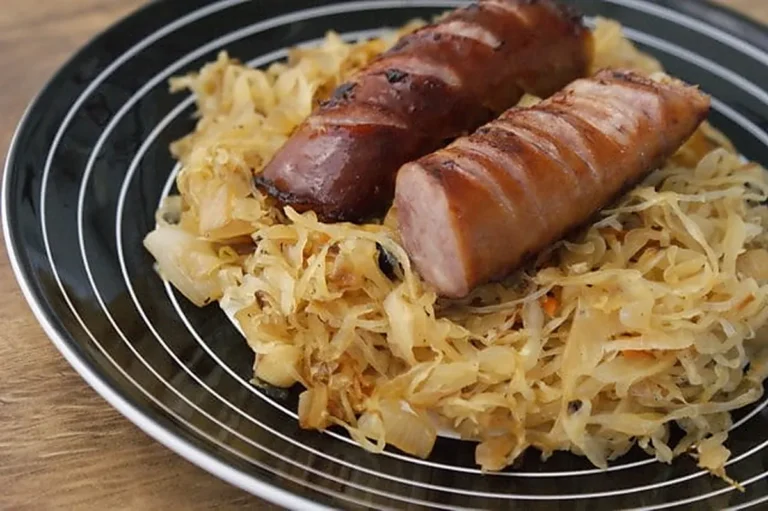 kiełbasa z kiszoną kapust