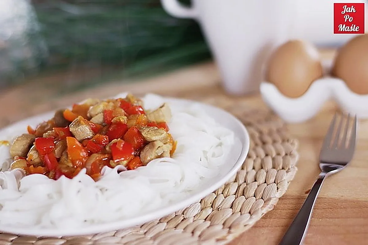 Makaron ryżowy z kurczakiem - szybki obiad w 20 minut