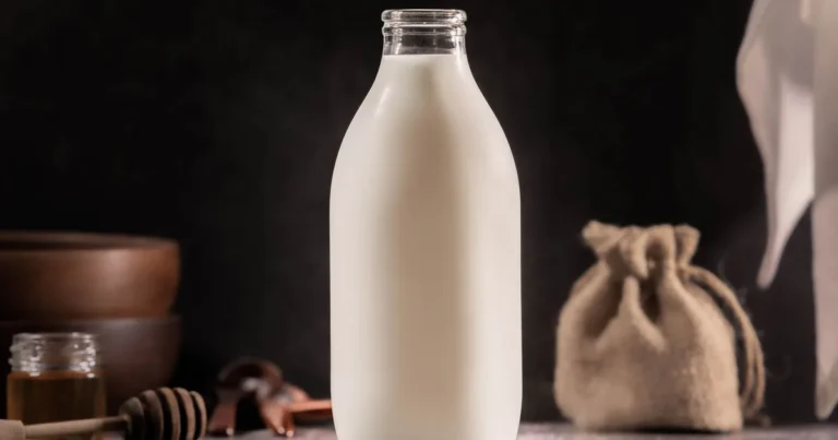Butelka mleka na rustykalnym blacie w ciemnym wnętrzu