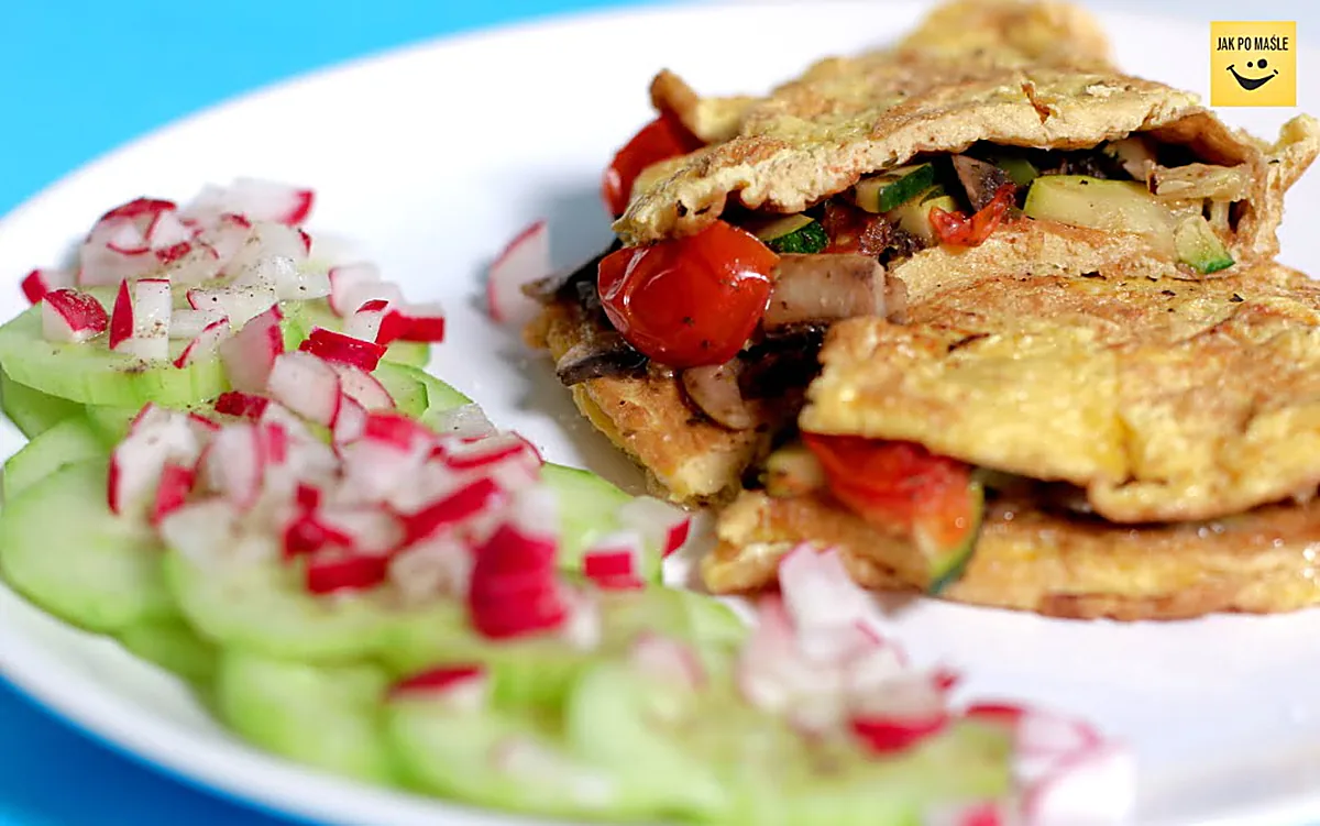 Omlet z warzywami z papryką i pomidorami w 10 minut
