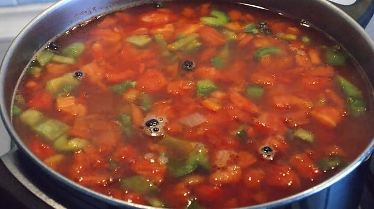 Ostra zupa pomidorowa z chili - przepis rozgrzewający