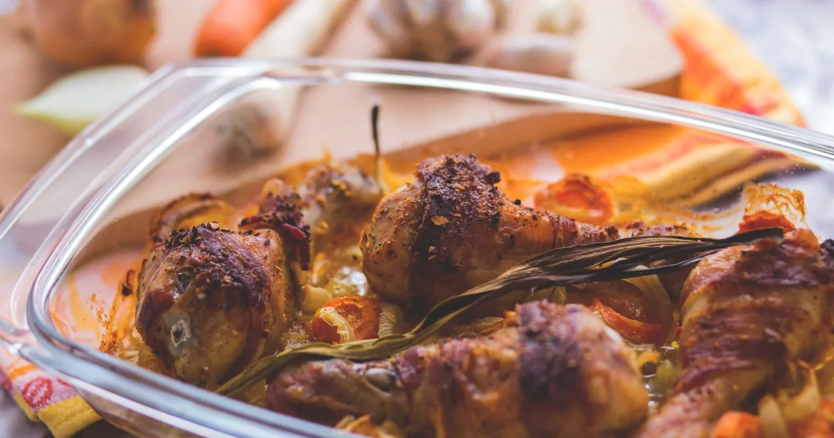 Pieczone podudzia kurczaka z warzywami w szklanym naczyniu żaroodpornym