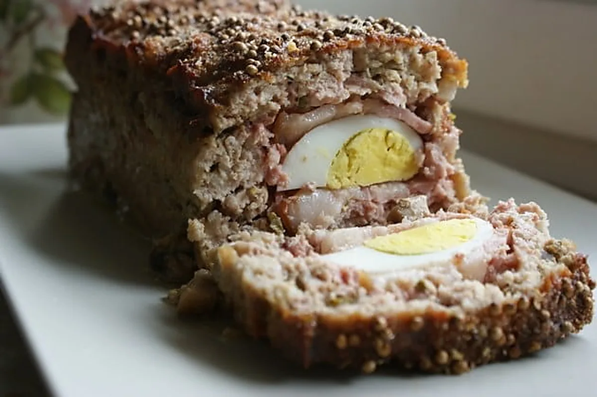 Pieczeń rzymska z jajkiem i boczkiem - przepis krok po kroku