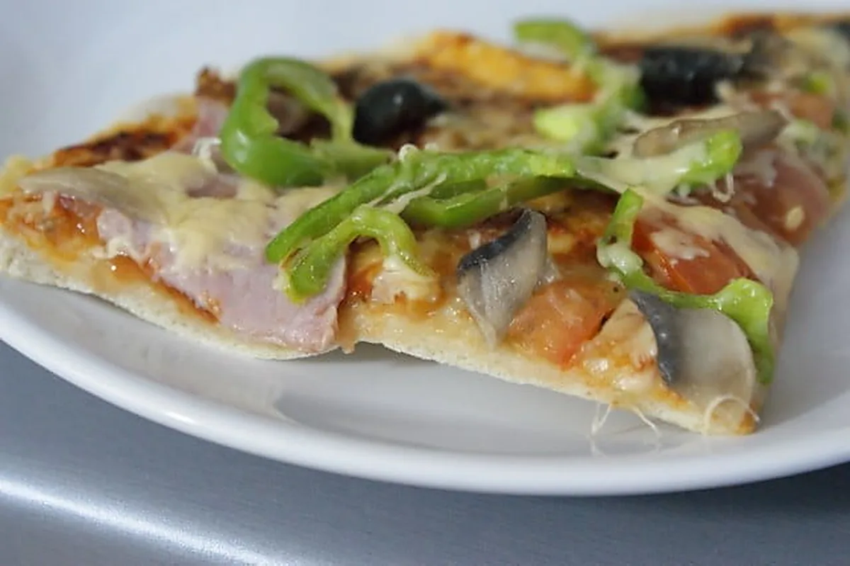 Pizza drożdżowa - przepis na domowe ciasto w 1,5 h