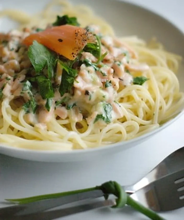 Spaghetti z łososiem wędzonym w sosie śmietanowym