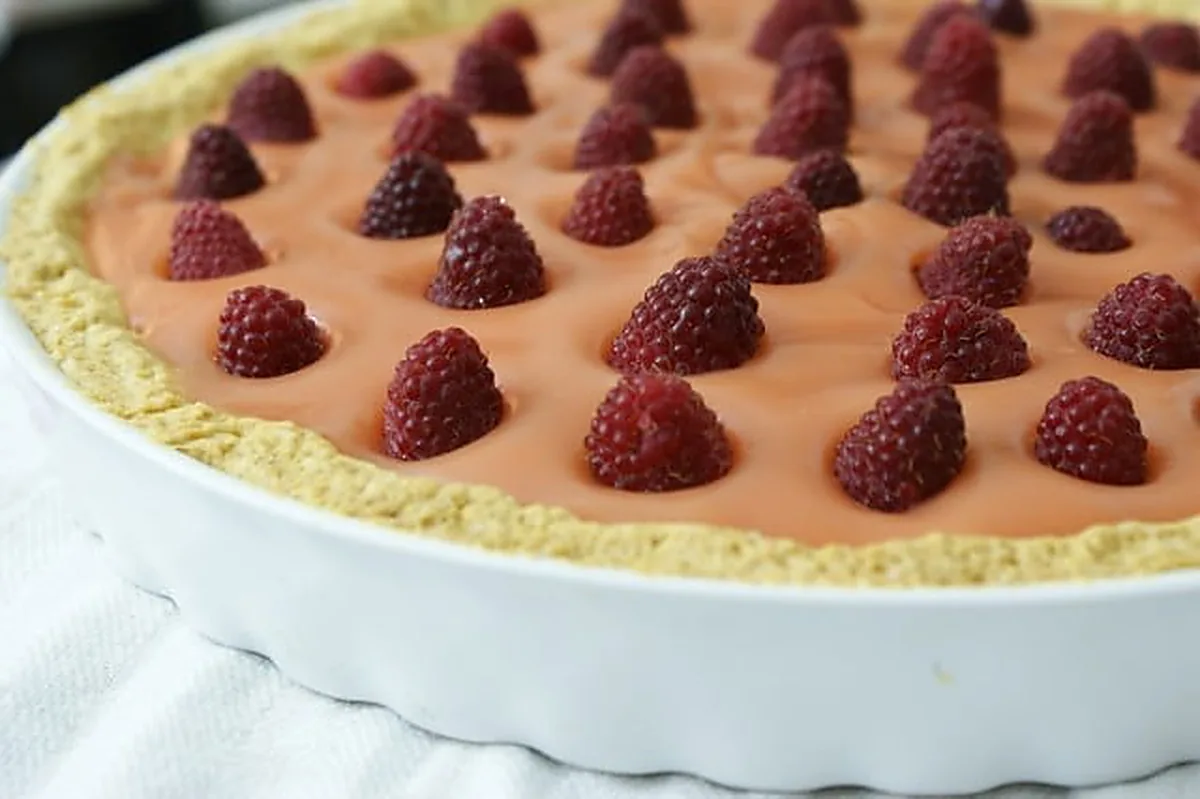 Tarta z budyniem i malinami - przepis na kruche ciasto