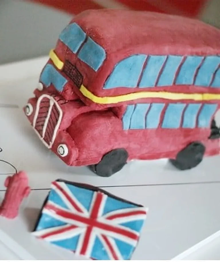 Tort autobus z masy cukrowej - przepis krok po kroku