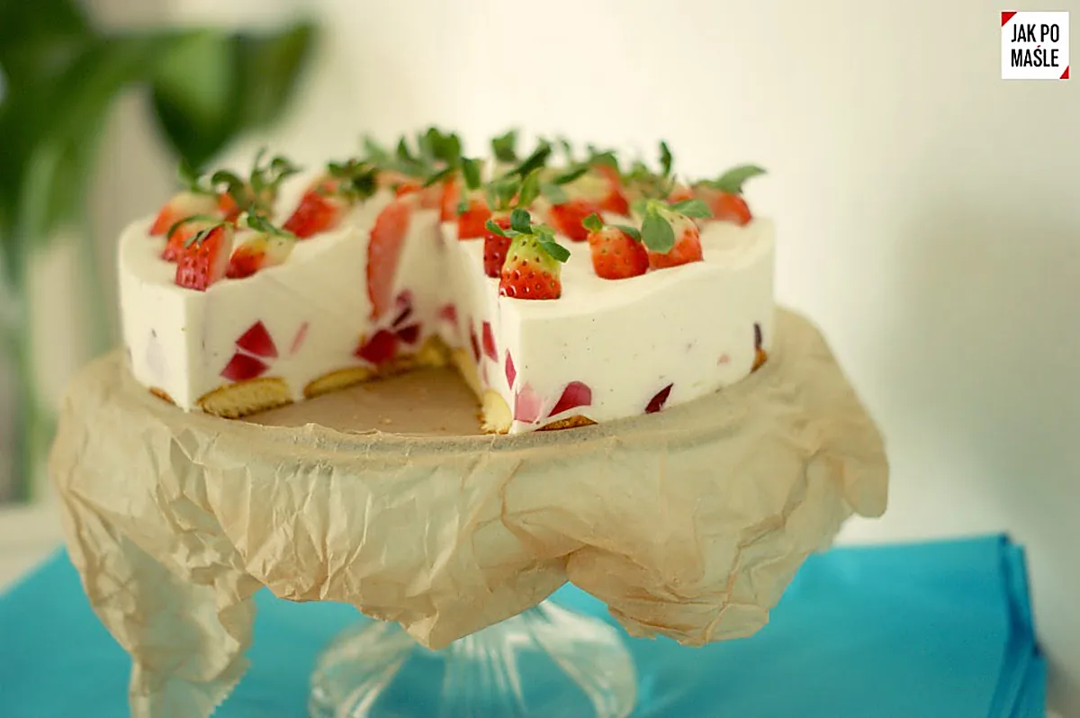 Tort jogurtowy z truskawkami - przepis bez pieczenia