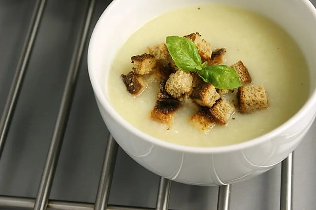 Zupa krem z kalafiora z grzankami - przepis w 25 minut