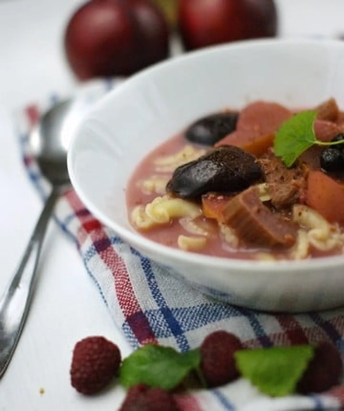 Zupa owocowa z makaronem - prosty przepis babci