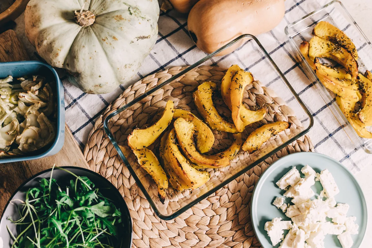 Pieczona dynia w łódkach w naczyniu żaroodpornym, baza na puree z dyni