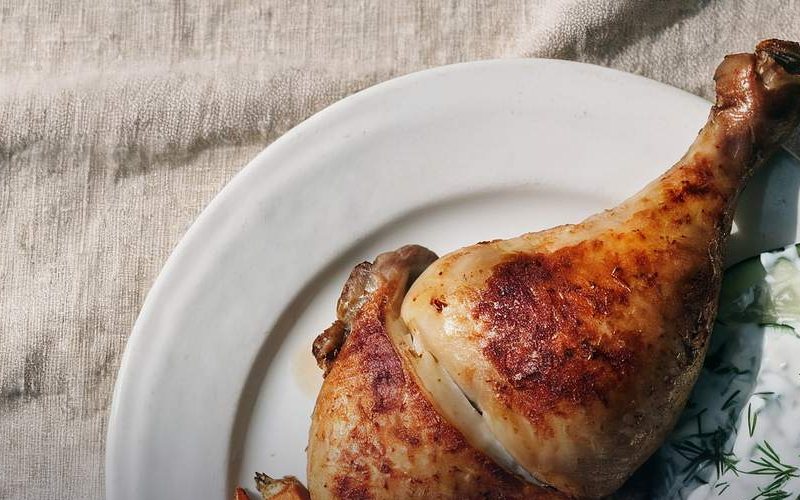 Pieczone udko z ziemniakami, marchewką i mizerią